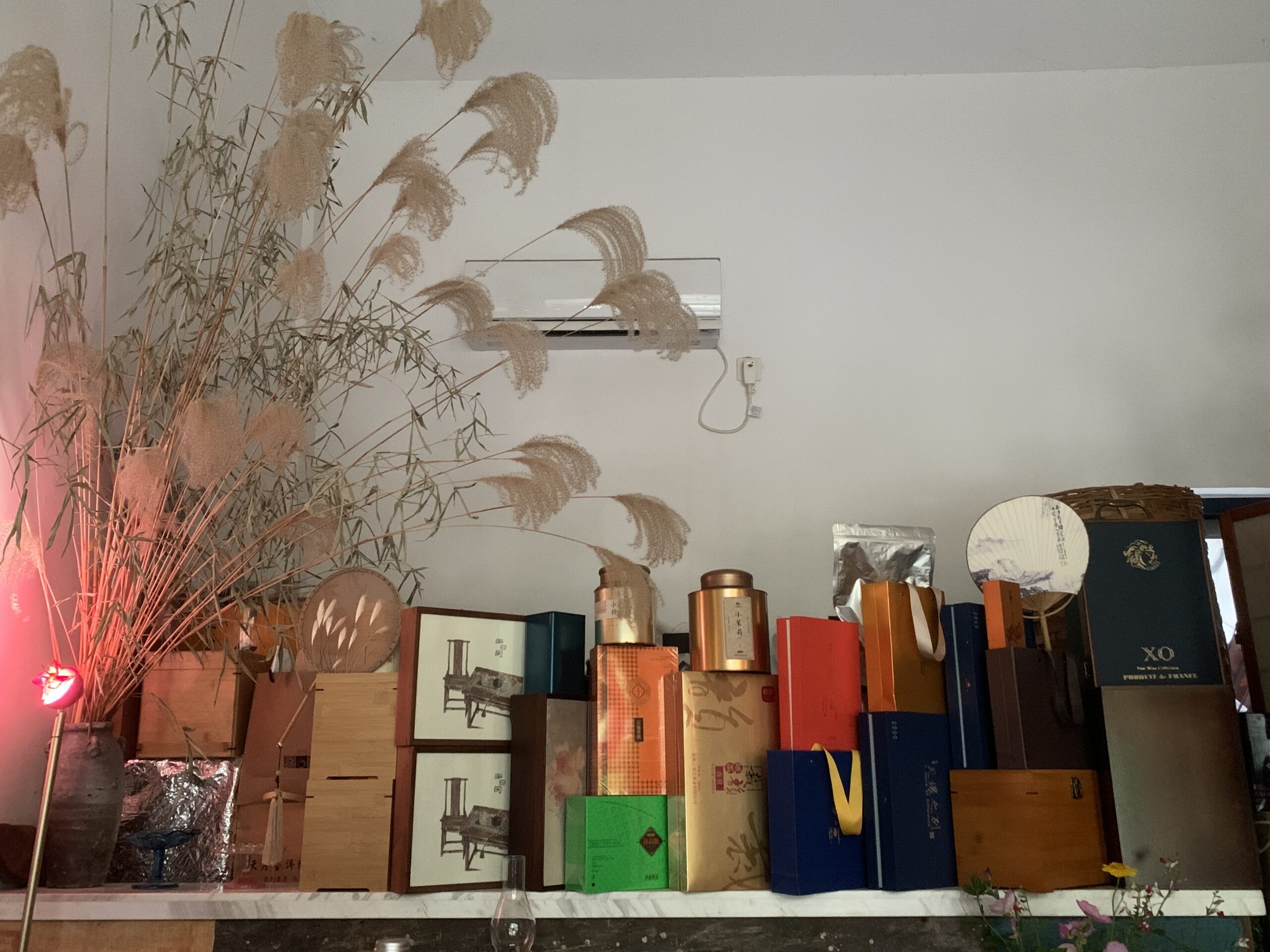 Collection de boîtes de thés chinois haut de gamme destinées à offrir du thé en Chine lors d’occasions familiales, professionnelles et festives.