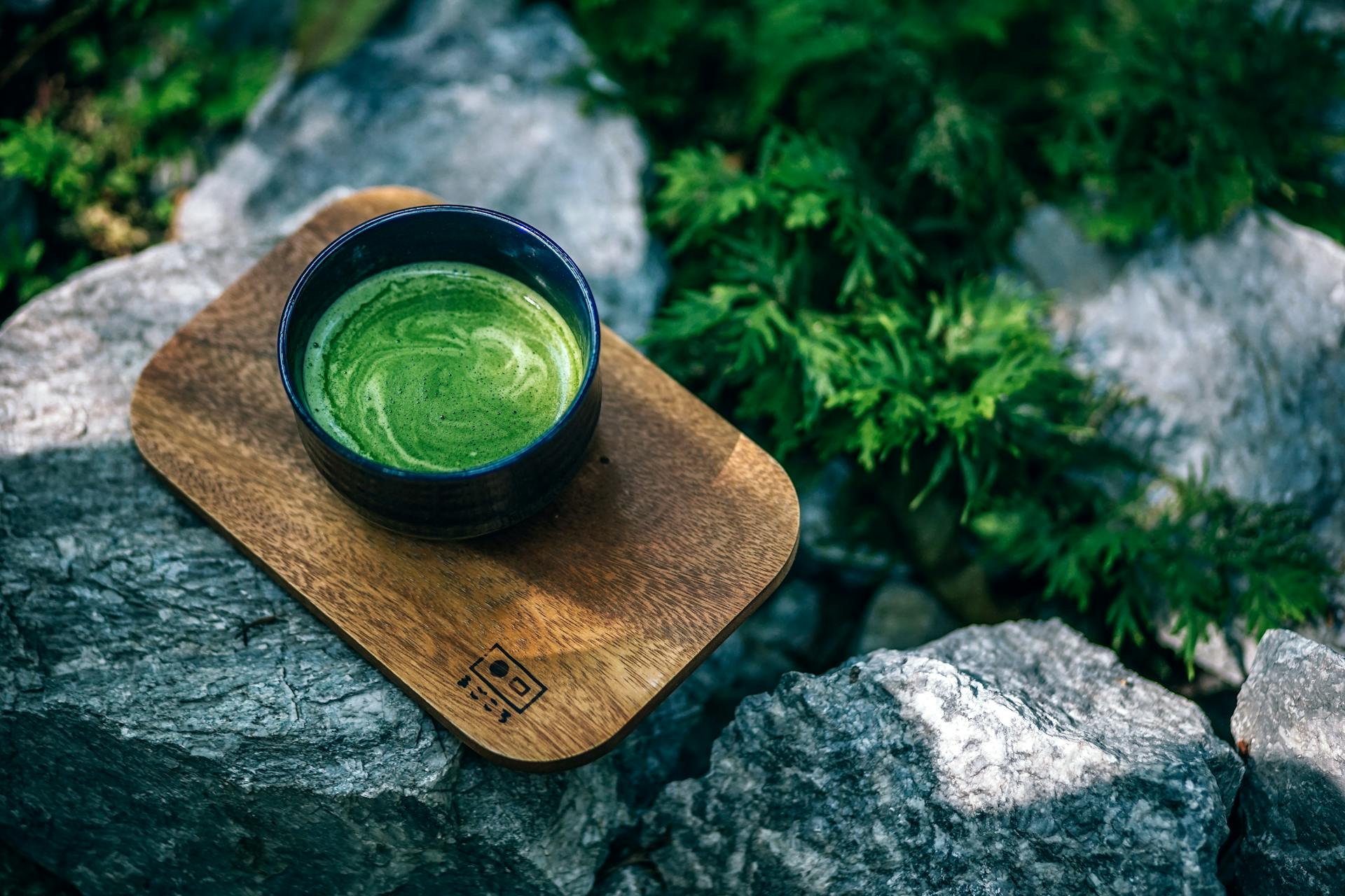 Aux Racines Vertes du Matcha : Pourquoi le Matcha Chinois est le Véritable Superbreuvage Originel