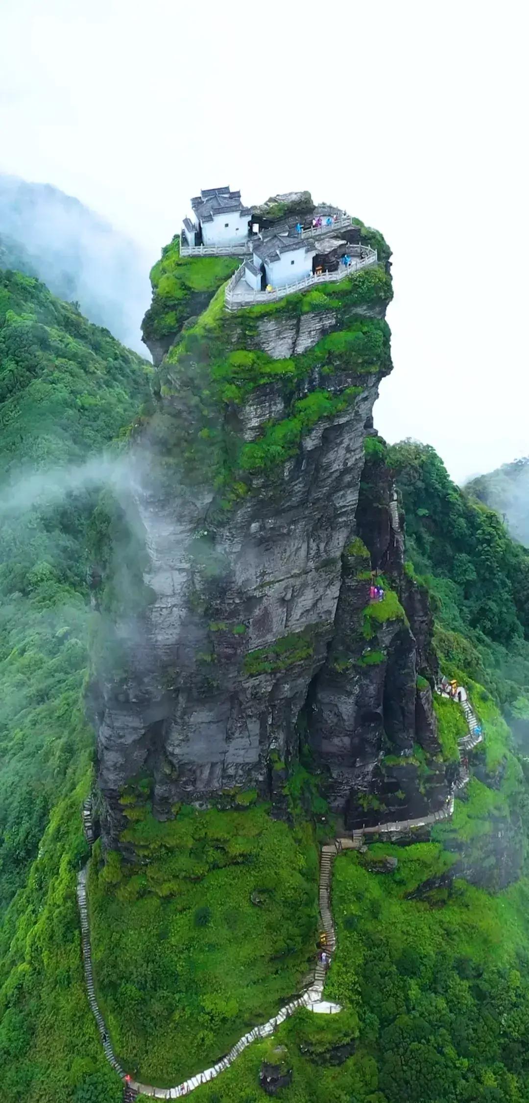 Vue aérienne spectaculaire du mont Fanjingshan, sommet emblématique de la région de Guizhou en Chine, dont le climat unique favorise la culture du thé de Guizhou.