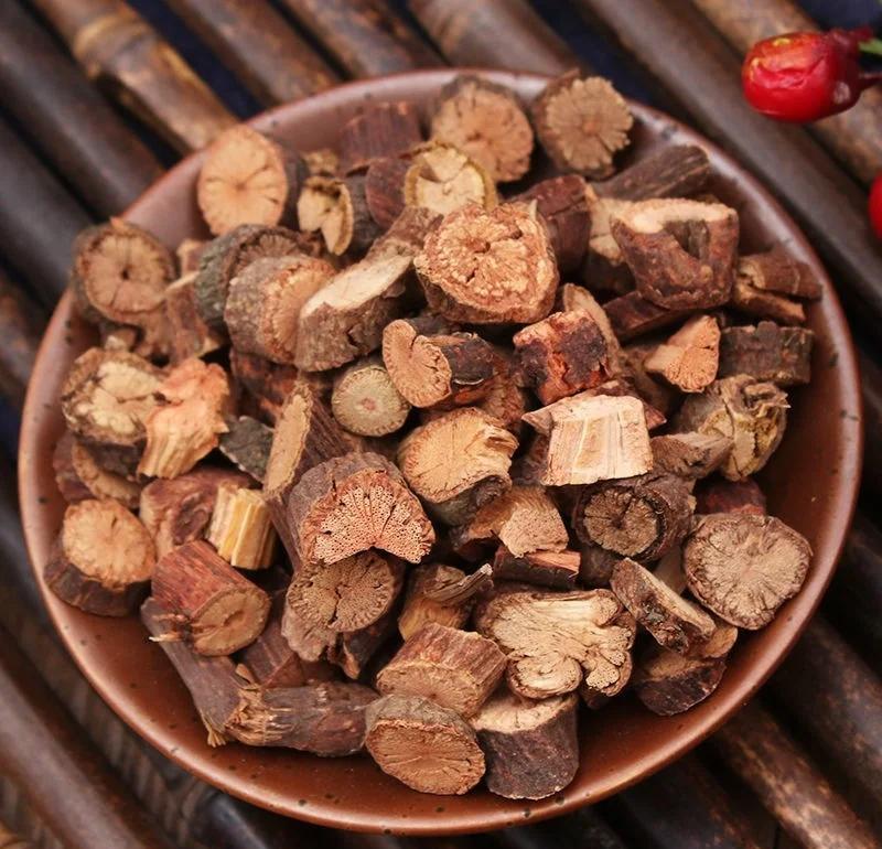 Racine de Ye Jiao Teng (liane de renouée) séchée dans un bol, ingrédient clé d'une infusion chinoise pour dormir et excellente alternative pour une infusion sans théine le soir.