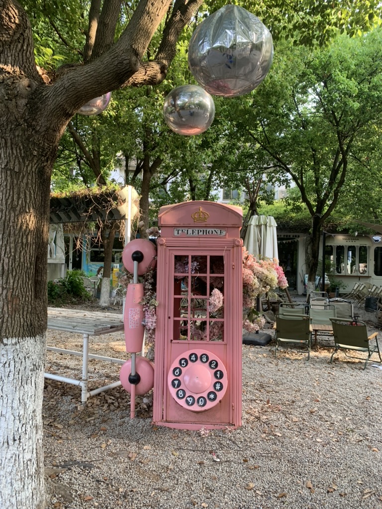 une cabine téléphonique anglaise rose comme clin d'oeil amusant pour le coin européen de Wangshan à Suzhou hors des sentiers battus