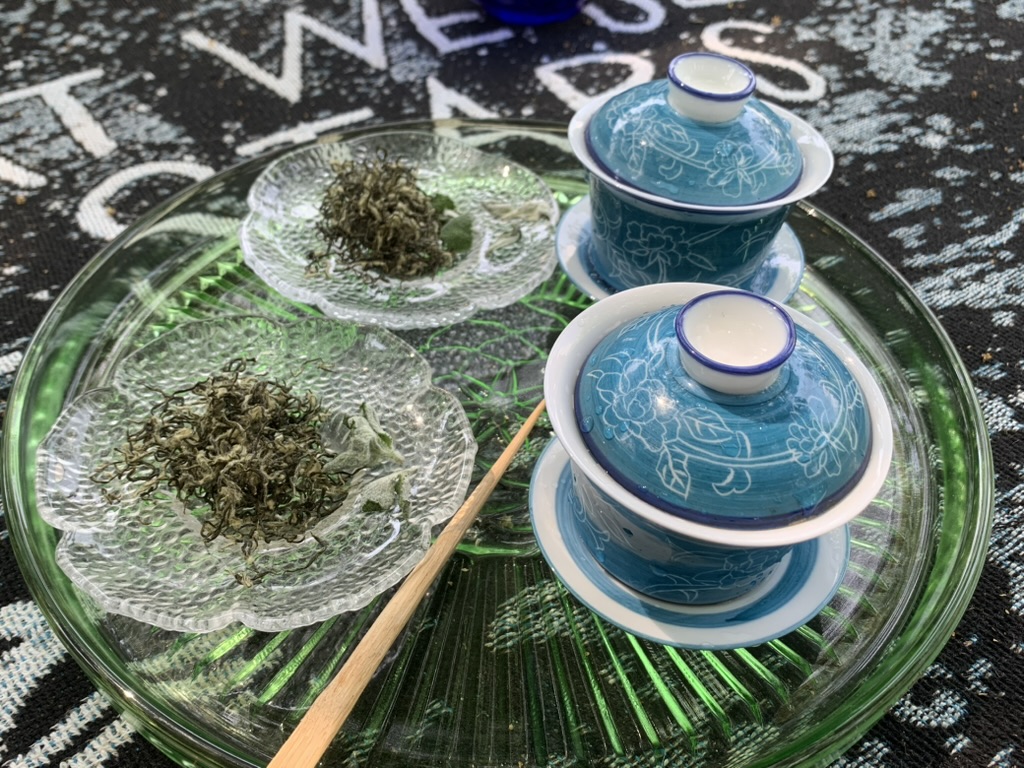 Table de cérémonie de thé avec du thé Biluochun de Wangshan à Suzhou hors des sentiers battus