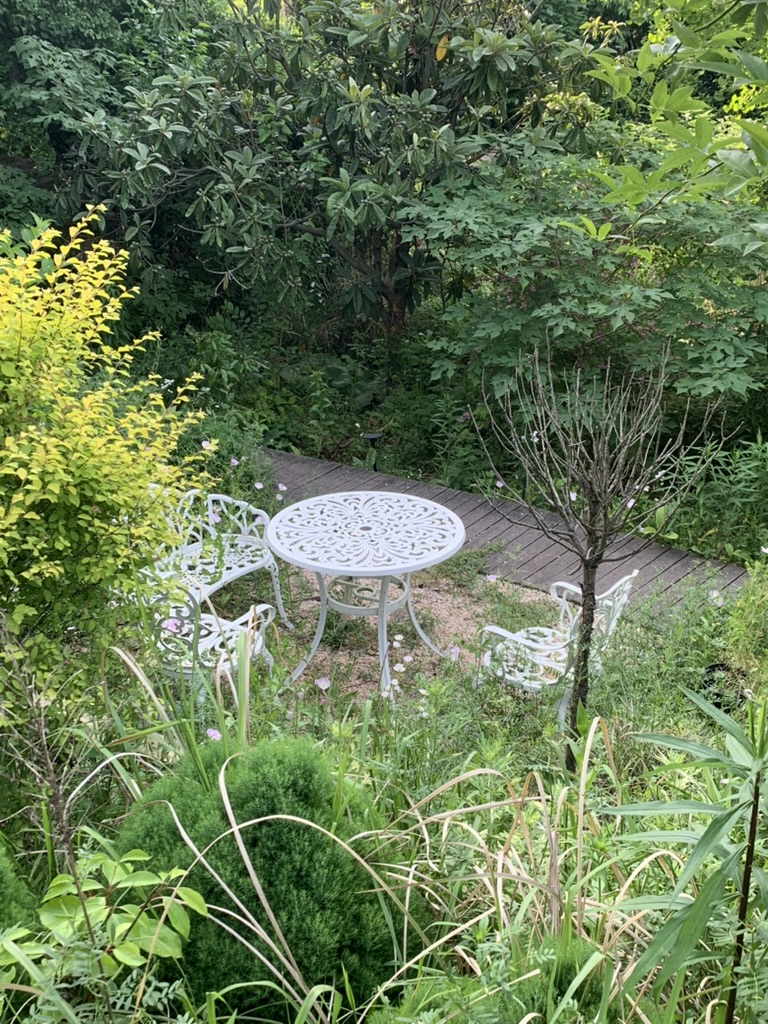 Jardin naturel  avec une petite table pour s'asseoir à Suzhou hors des sentiers battus