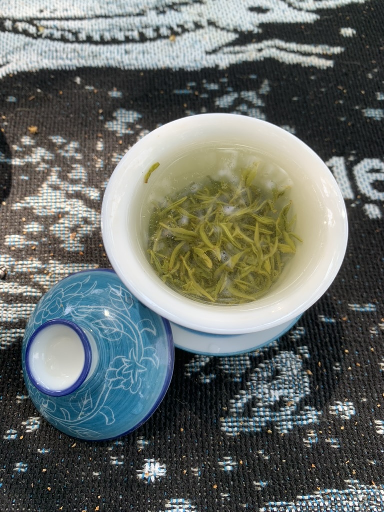 tasse chinoise de thé biluochun venant de Wangshan à Suzhou. 