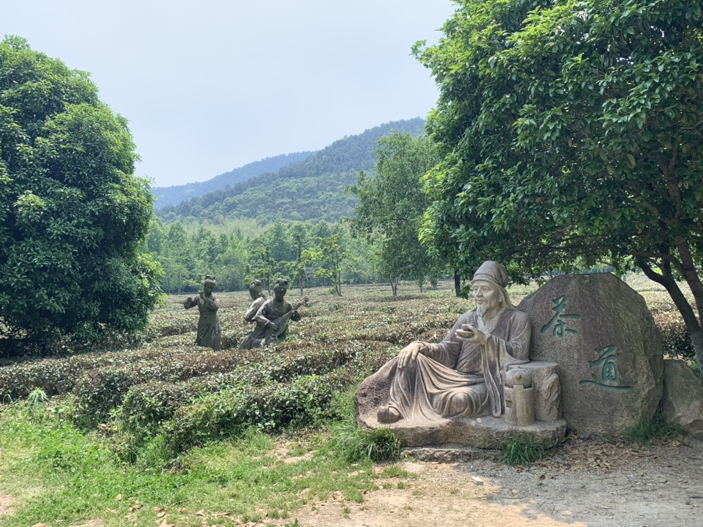 Plantation de thé à Suzhou hors des sentiers battus. Statues montrant un sage boire du thé Biluochun et des cueilleuses de thé à l'entrée de la plantation. 