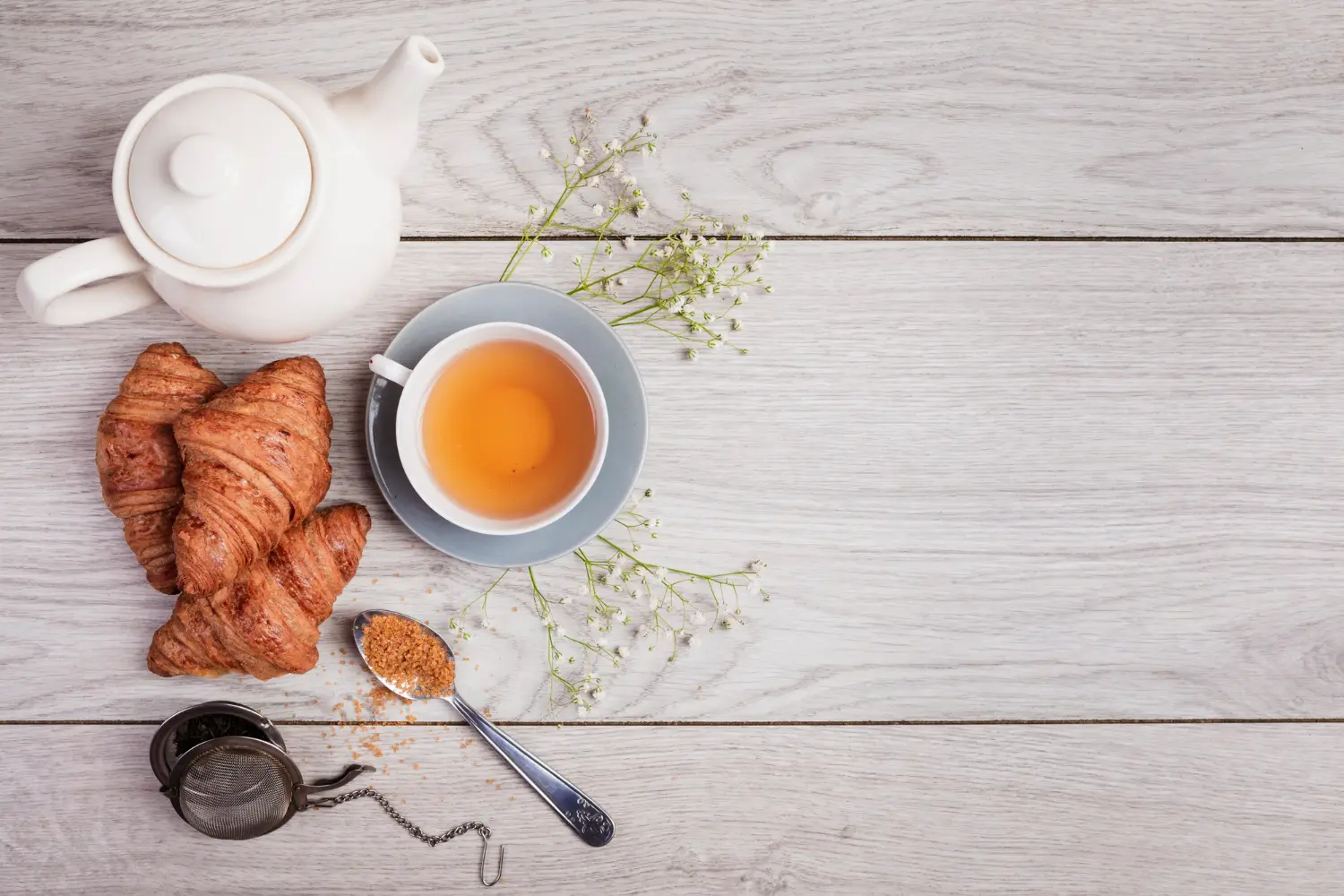 Quel thé boire le matin ? Mes 7 favoris (+ 1 à éviter)