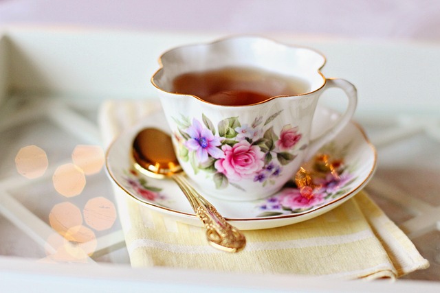 Tasse de thé Keemun fumant dans une tasse en porcelaine vintage aux motifs floraux