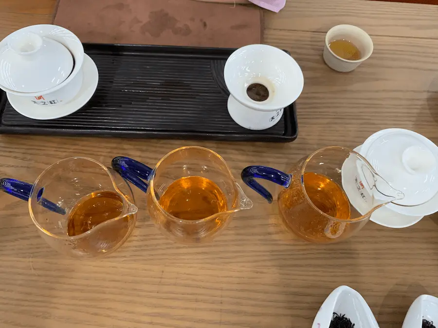 Vue du dessus de pichets en verre et gaiwans en porcelaine pour analyser les différentes infusions lors d'un voyage à Qimen.