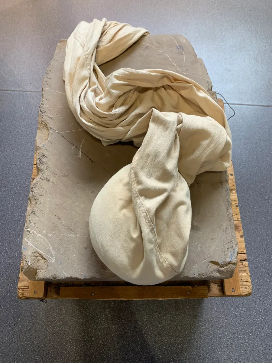 Outil artisanal et sac en tissu sur pierre au musée du thé keemun, retraçant les étapes historiques pour visiter Qimen.