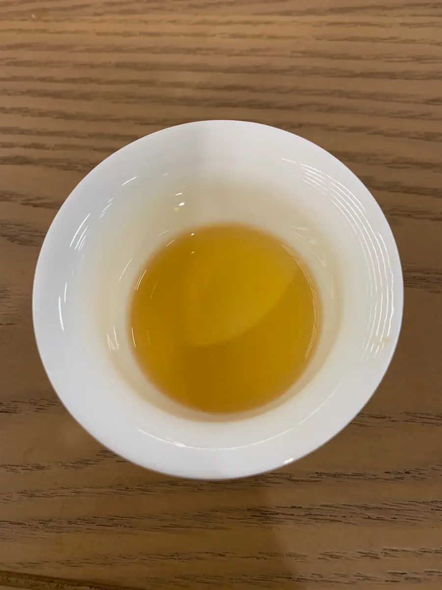 Liqueur dorée et brillante d'une infusion délicate de thé keemun à déguster en venant visiter Qimen.