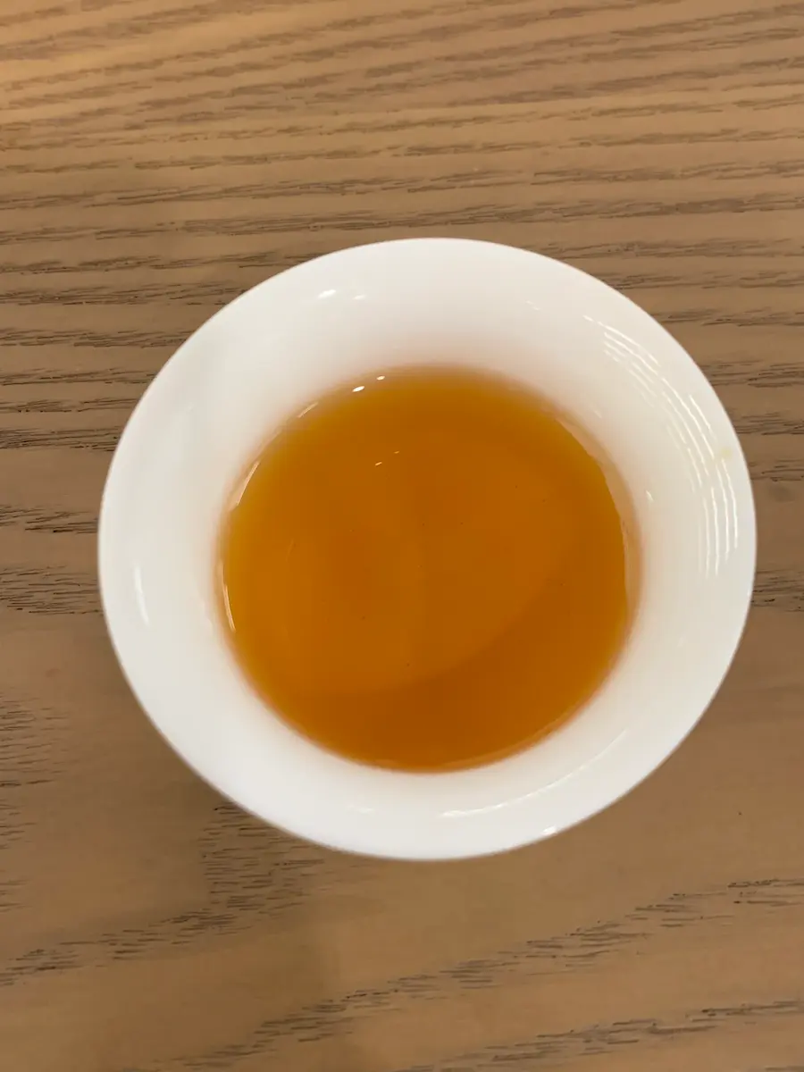 Robe orange cuivrée intense d'une grande récolte de thé keemun, idéale à découvrir lors d'un voyage à Qimen.
