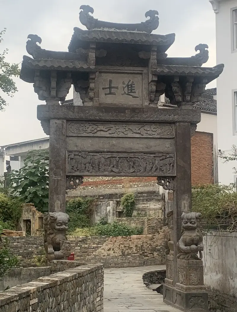 Arche historique en pierre sculptée Jinshi à Xixinan, un trésor du patrimoine ancien à découvrir en venant visiter Qimen.