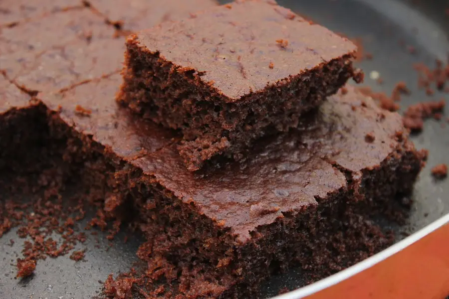 Carrés de gâteau fondant au chocolat et crème de marrons, parfaits pour une pause thé et dessert d'automne chaleureuse cet automne.